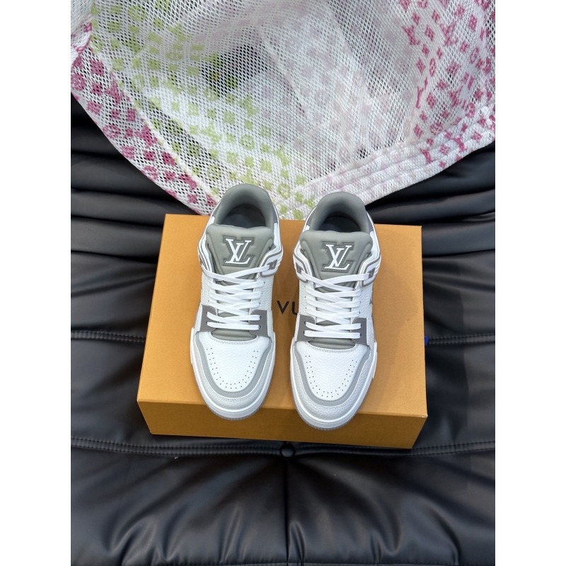 l**is V*t*n sneakers